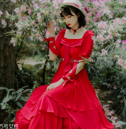 大紅色連衣裙怎么搭配？大紅色連衣裙搭配技巧