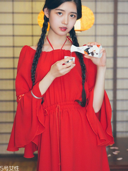 大紅色連衣裙怎么搭配？大紅色連衣裙搭配技巧