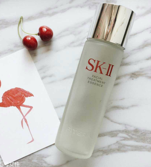 雅詩蘭黛肌底微精華和sk2神仙水哪個(gè)好？成分一樣嗎？