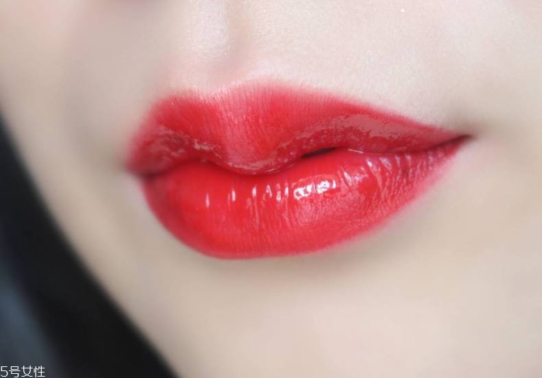 日?？诩t怎么畫人魚姬唇妝 疊涂打造的人魚姬唇妝