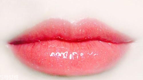 日常口紅怎么畫人魚姬唇妝 疊涂打造的人魚姬唇妝