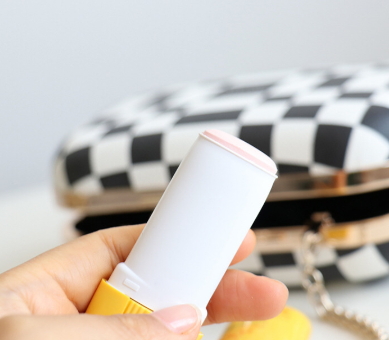 依泉防曬棒怎么用？依泉防曬棒油不油