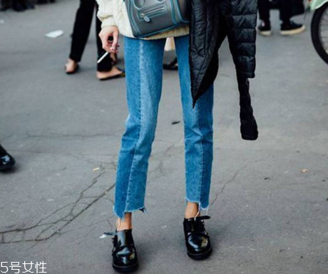 腿粗穿什么牛仔褲顯瘦？腿粗適合穿什么樣的牛仔褲？