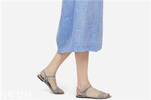 腳寬的人適合穿什么涼鞋？腳胖穿什么涼鞋好看？