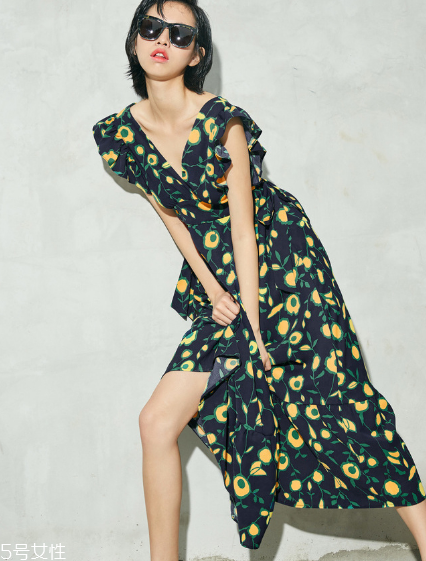 微胖穿什么連衣裙好看？微胖女生適合穿什么連衣裙？