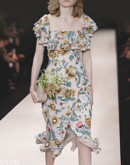 微胖穿什么連衣裙好看？微胖女生適合穿什么連衣裙？