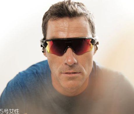 oakley眼鏡真假辨別 歐克利眼鏡怎么辨別真假？