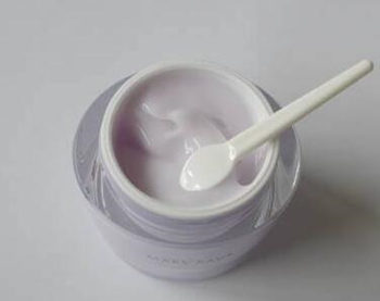 保濕凝霜什么時候用 保濕凝霜和面霜的區(qū)別 保濕凝霜什么時候用 保濕凝霜和面霜的區(qū)別