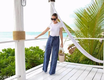 白色t恤下面穿什么？白色t恤下面怎么搭配？