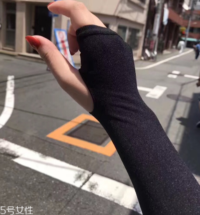 冰袖黑色好還是白色好？冰袖黑色防曬還是白色？