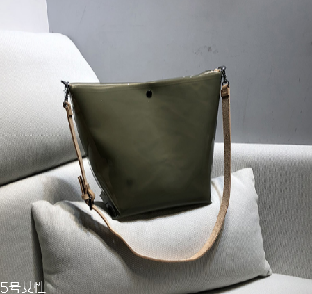 穿裙子背什么包包好看？穿裙子適合背什么包？