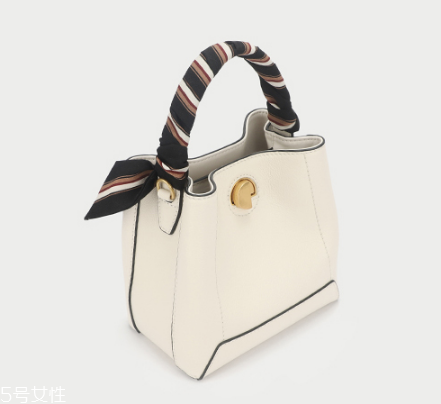 穿裙子背什么包包好看？穿裙子適合背什么包？