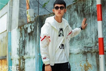 防曬衣里面穿什么？防曬衣里面怎么搭配？