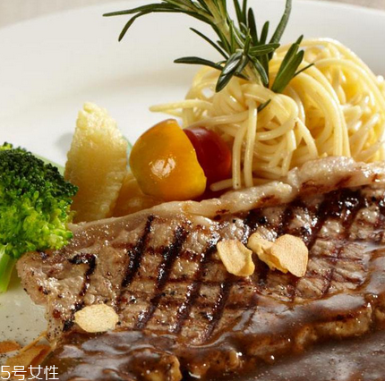 西冷牛排配什么酒？吃西冷牛排喝什么酒？