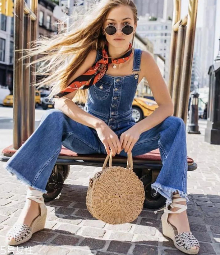 度假背什么包包好看？度假適合背什么包包？