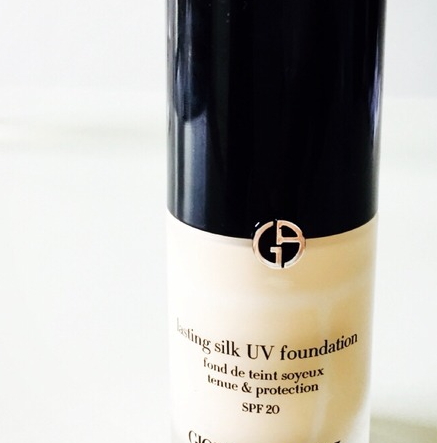 阿瑪尼粉底液和cpb粉底液哪個好？阿瑪尼粉底和cpb粉霜對比