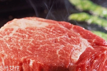 菲力牛排是合成的嗎？菲力牛排是牛里脊嗎？