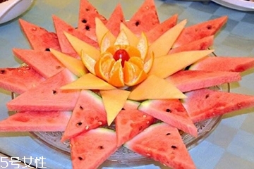 西瓜擺盤切法 怎樣切西瓜不浪費(fèi)？
