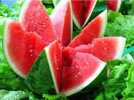 西瓜擺盤切法 怎樣切西瓜不浪費(fèi)？