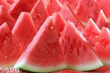 西瓜不能和什么食物一起吃？哪些人不能吃西瓜？