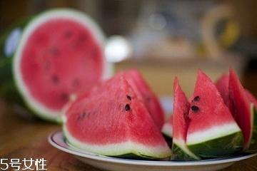 西瓜不能和什么食物一起吃？哪些人不能吃西瓜？