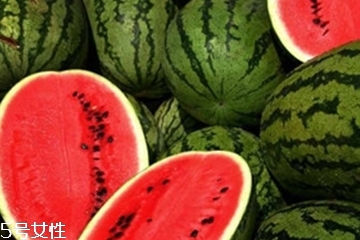 西瓜不能和什么食物一起吃？哪些人不能吃西瓜？