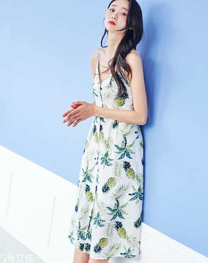 夏天穿吊帶裙怎么搭配？夏季吊帶裙搭配圖片