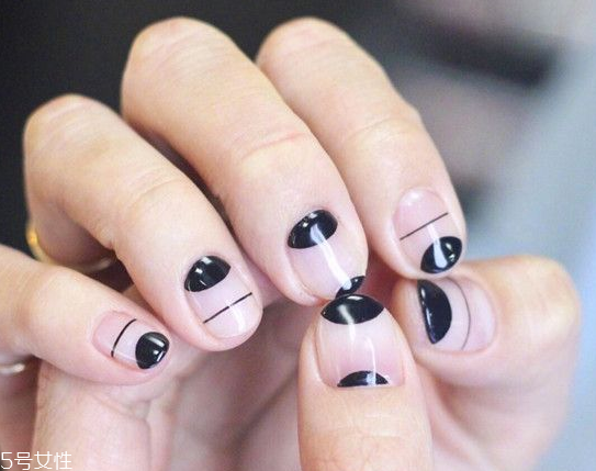 夏日清涼簡(jiǎn)約美甲圖片2018 2018最流行的日系美甲款式 夏日清涼簡(jiǎn)約美甲圖片2018 2018最流行的日系美甲款式