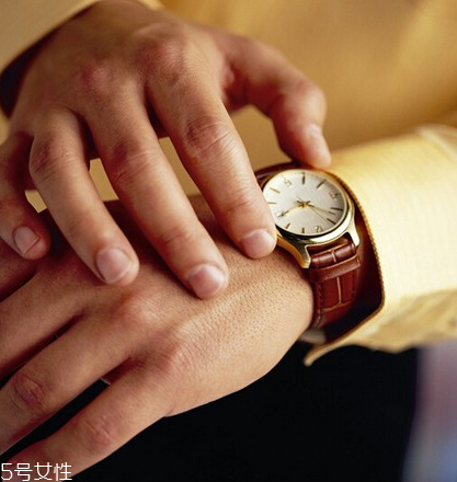 手表日期調(diào)過了怎么辦？手表日期調(diào)多了怎么調(diào)回去？