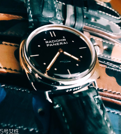 手表日期調(diào)過了怎么辦？手表日期調(diào)多了怎么調(diào)回去？