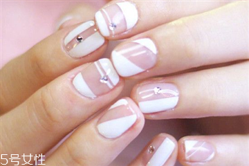 夏日清涼簡(jiǎn)約美甲圖片2018 2018最流行的日系美甲款式 夏日清涼簡(jiǎn)約美甲圖片2018 2018最流行的日系美甲款式