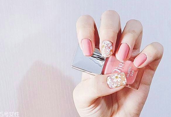 夏日清涼簡(jiǎn)約美甲圖片2018 2018最流行的日系美甲款式 夏日清涼簡(jiǎn)約美甲圖片2018 2018最流行的日系美甲款式