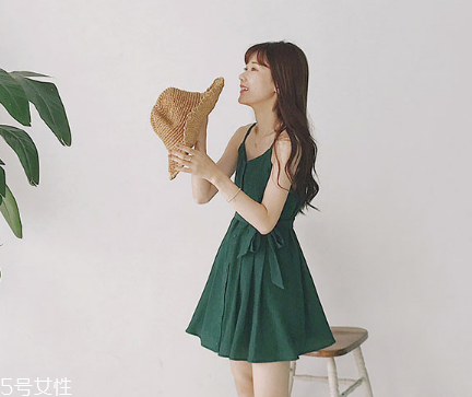 綠色連衣裙怎么搭配？綠色連衣裙搭配圖片