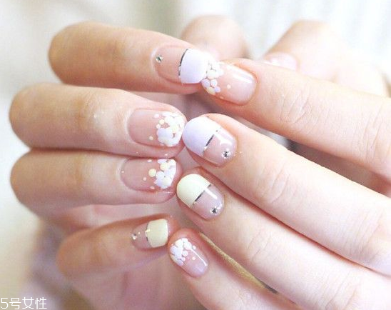 夏日清涼簡(jiǎn)約美甲圖片2018 2018最流行的日系美甲款式 夏日清涼簡(jiǎn)約美甲圖片2018 2018最流行的日系美甲款式