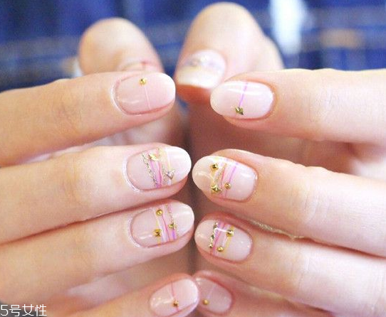 夏日清涼簡(jiǎn)約美甲圖片2018 2018最流行的日系美甲款式 夏日清涼簡(jiǎn)約美甲圖片2018 2018最流行的日系美甲款式
