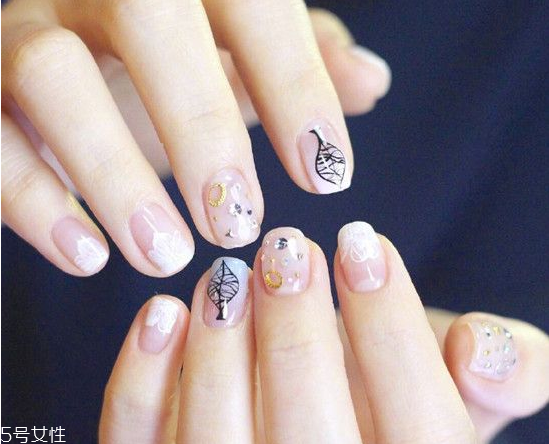 夏日清涼簡(jiǎn)約美甲圖片2018 2018最流行的日系美甲款式 夏日清涼簡(jiǎn)約美甲圖片2018 2018最流行的日系美甲款式