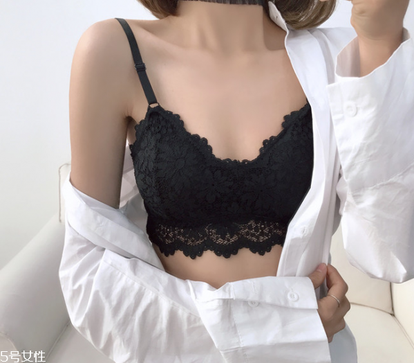 夏天白色t恤透怎么辦 白色t恤穿什么內衣