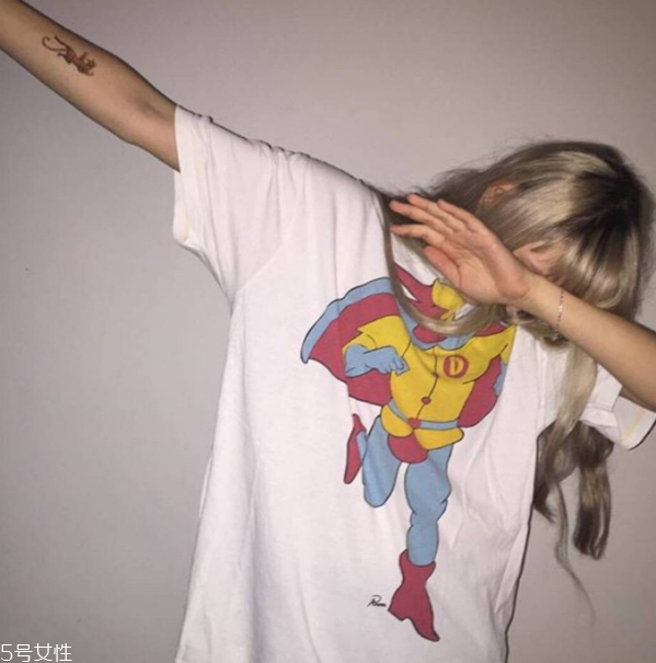 t恤被染色了怎么辦 白色t恤保養(yǎng)常識(shí) t恤被染色了怎么辦 白色t恤保養(yǎng)常識(shí)