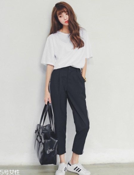 夏天白色t恤透怎么辦 白色t恤穿什么內衣