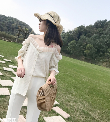 今年夏天流行什么樣的一字肩上衣？一字肩上衣穿搭圖片