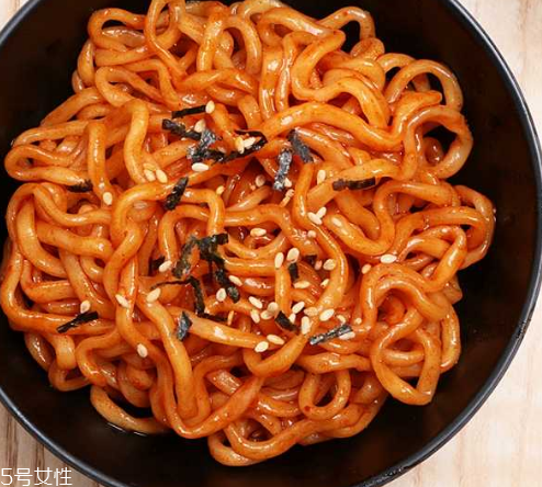 方便面沒泡熟可以吃嗎？半生不熟的泡面可以吃嗎？