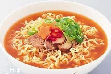 方便面沒泡熟可以吃嗎？半生不熟的泡面可以吃嗎？