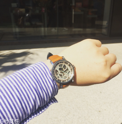 手表是機(jī)械表好還是石英表好？手表機(jī)械表和石英表區(qū)別