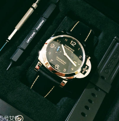 手表上弦是轉(zhuǎn)哪個方向？手表上弦是順時針還是逆時針？