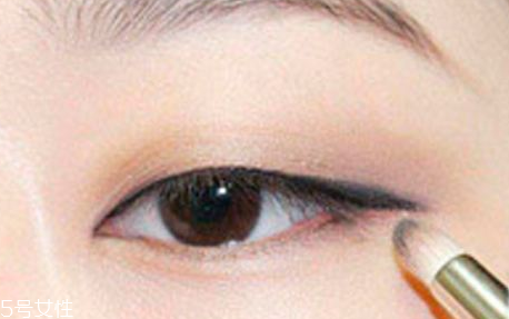 黑色眼影可以畫眼線嗎 黑色眼影畫眼線會(huì)刺激眼睛嗎 黑色眼影可以畫眼線嗎 黑色眼影畫眼線會(huì)刺激眼睛嗎