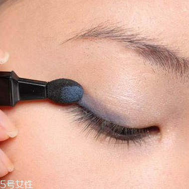 黑色眼影可以畫眼線嗎 黑色眼影畫眼線會(huì)刺激眼睛嗎 黑色眼影可以畫眼線嗎 黑色眼影畫眼線會(huì)刺激眼睛嗎