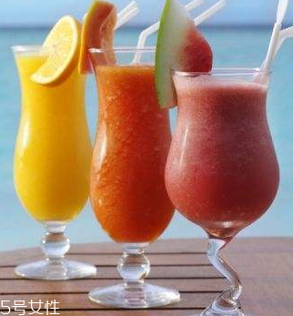 果汁和蔬菜汁的區(qū)別 果汁和蔬菜汁的營(yíng)養(yǎng)價(jià)值一樣嗎 果汁和蔬菜汁的區(qū)別 果汁和蔬菜汁的營(yíng)養(yǎng)價(jià)值一樣嗎