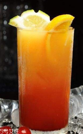 果汁和蔬菜汁的區(qū)別 果汁和蔬菜汁的營(yíng)養(yǎng)價(jià)值一樣嗎 果汁和蔬菜汁的區(qū)別 果汁和蔬菜汁的營(yíng)養(yǎng)價(jià)值一樣嗎