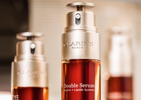 嬌韻詩雙萃精華和雅詩蘭黛精華哪個(gè)好？嬌韻詩雙萃精華vs小棕瓶