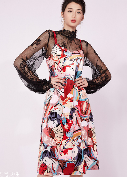 吊帶裙怎么穿顯瘦？吊帶裙顯瘦搭配技巧